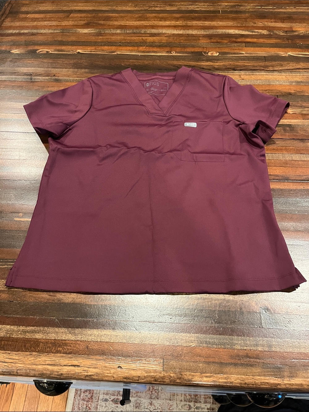 Figs form x Women's V-Neck Scrub Top - Maroon large